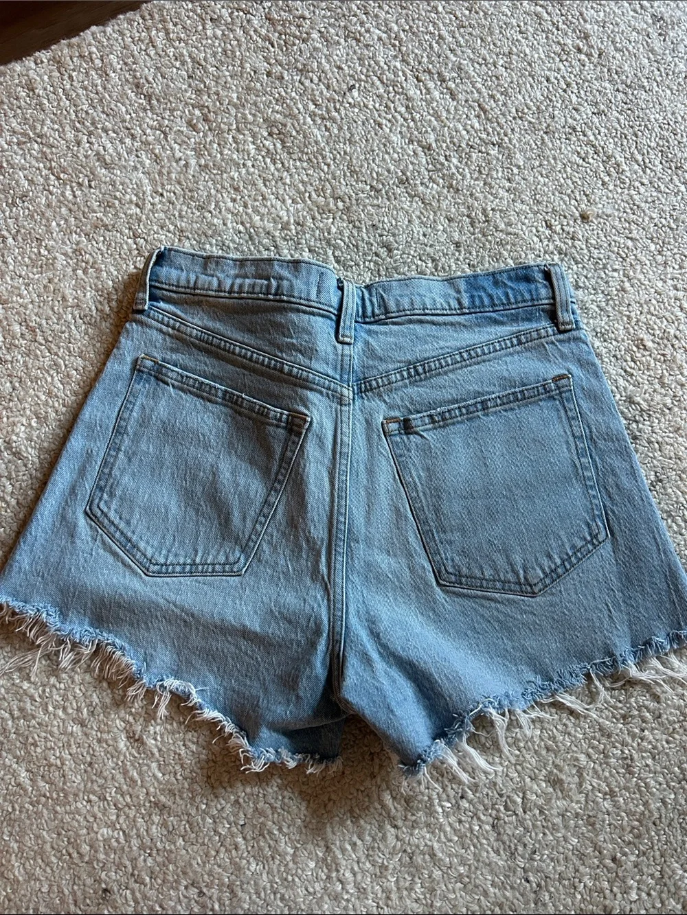 Abercrombie & Fitch Light Wash- 90s Relaxed Cutoff Short High Rise - Picture 3 of 3
